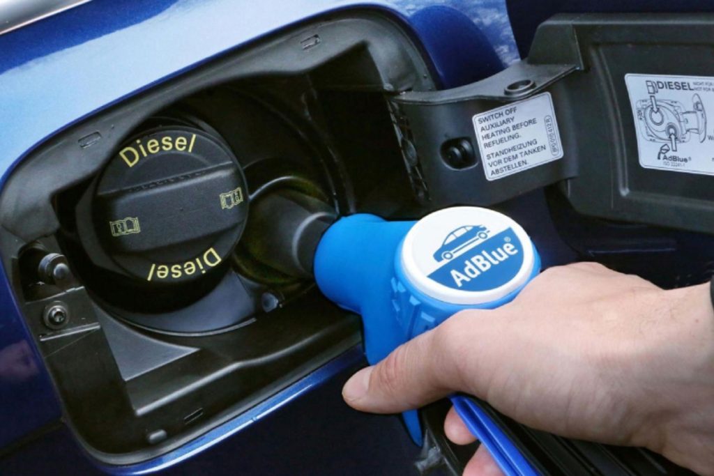 AdBlue: Todo lo que deberíamos conocer. Imagen que describe a un conductor repostando su depósito de AdBlue.