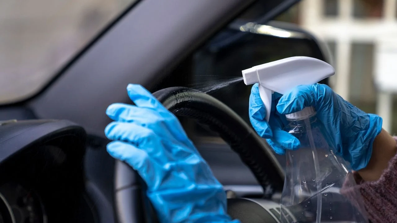 El volante de tu coche podría estar cuatro veces más sucio que un