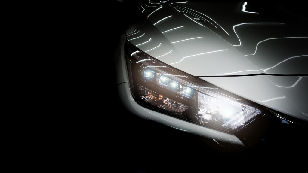 ¿Por qué se ponen amarillos los faros de los coches?