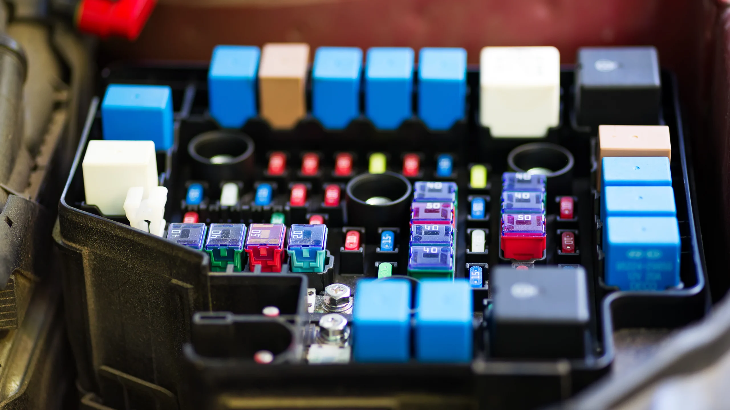 ¿Qué son los fusibles en automoción y por qué deberías tenerlos en tu tienda?