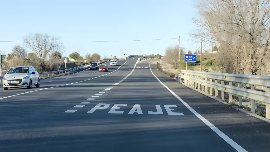 ¿Qué es el telepeaje?. Imagen que describe la señalización de Peaje en la carretera.