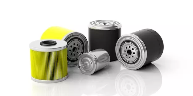 Todo lo que debes saber acerca del filtro de aire de tu coche. Imagen que muestra varios filtros de aire del coche.